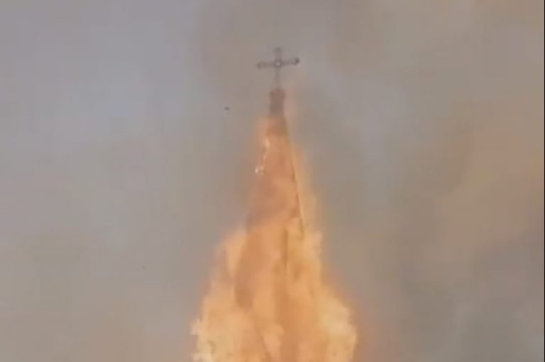 A fire during the attack on the Church of the Assumption (© Aid to the Church in Need)