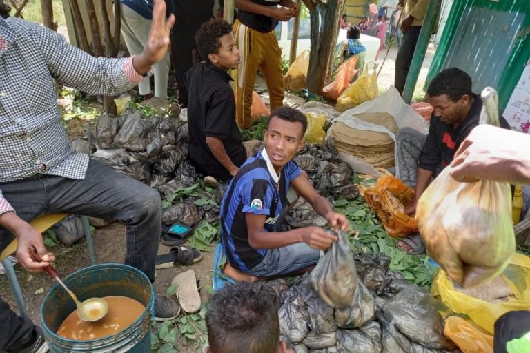 With image of refugees in Kombolcha, Ethiopia (© Aid to the Church in Need)