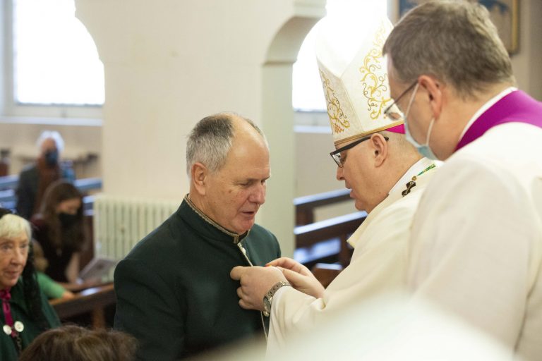 Neville Kyrke-Smith being invested into the Equestrian Order of Saint Gregory the Great (© Weenson OO/PICTURE-U.NET)