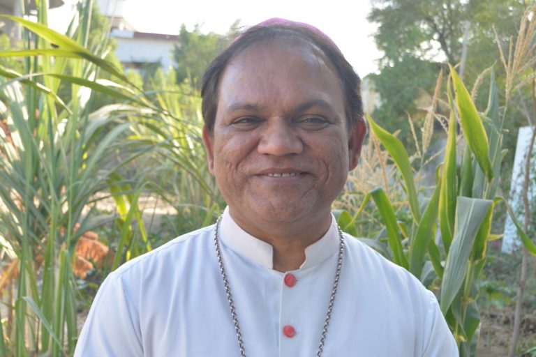 With image of Bishop Samson Shukardin of Hyderabad (© Aid to the Church in Need)