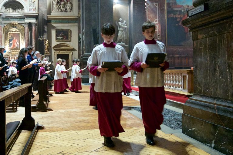 Choristers from the Schola Cantorum of the London Oratory School at ACN's 2021 Christmas Carol Service (© Weenson OO/PICTURE-U.NET)