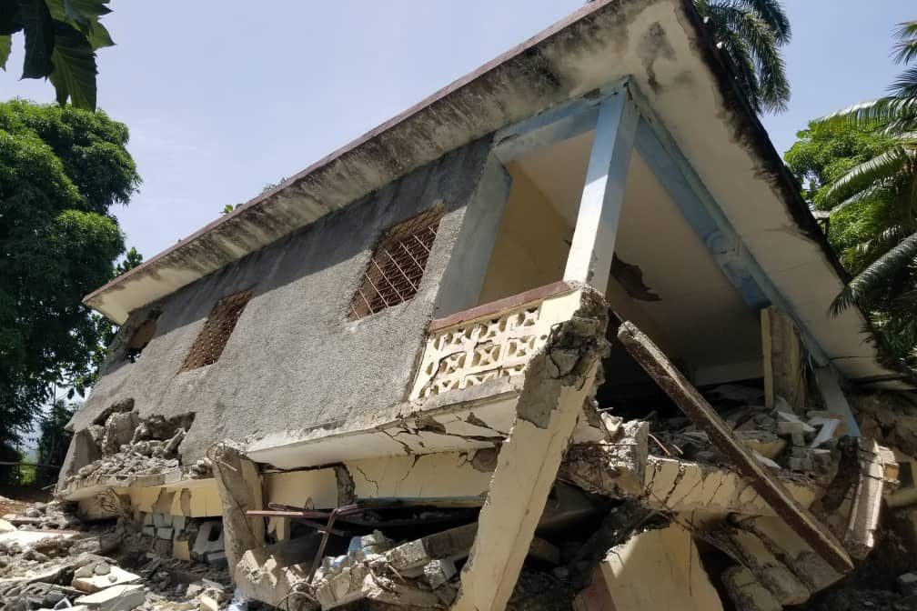 With picture of buildings at the parish of Our Lady of Perpetual Help of Latibolière, in the Diocese of Jérémie, Haiti, damaged in the earthquake of August 2021 (Image: ACN)