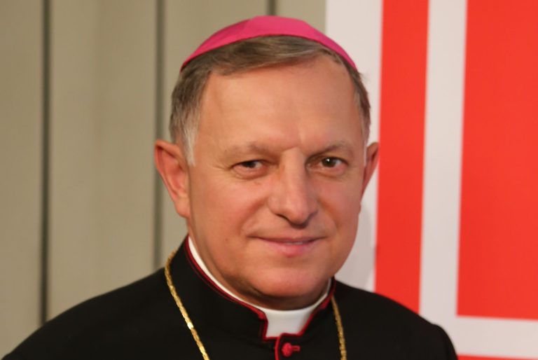 With picture of Metropolitan Archbishop Mieczyslaw Mokrzycki of Lviv (© ACN)