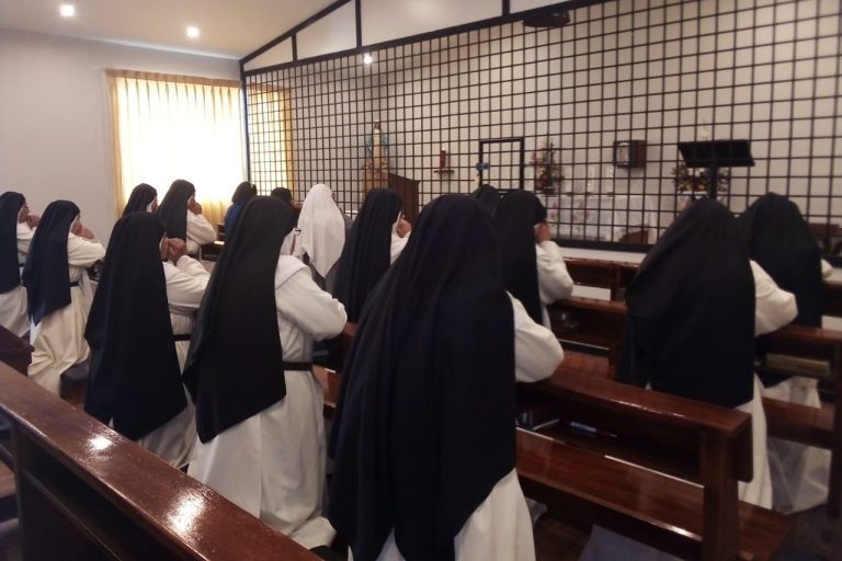 With picture of Contemplative Sisters at prayer in Ayaviri diocese, Peru (© ACN).