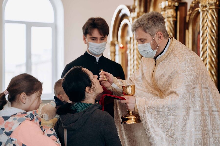 With picture of IDPs sheltering at the seminary in the Metroplitan Archdiocese of Ivano-Frankivsk receiving communion at the Divine Liturgy, as Mass is called in the eastern Church (© ACN)