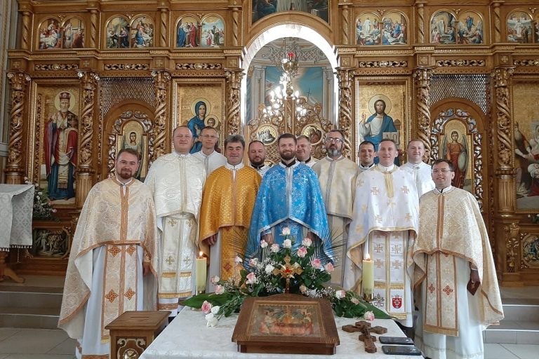 Father Antonio Vatseba (blue vestments), with members of his congregation.