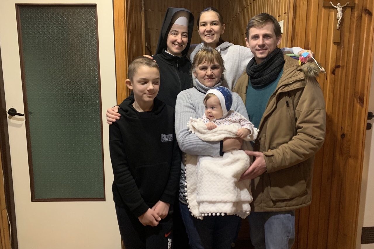 With picture of a Sister with an IDP family being caring for in Lviv, Ukraine (© ACN)