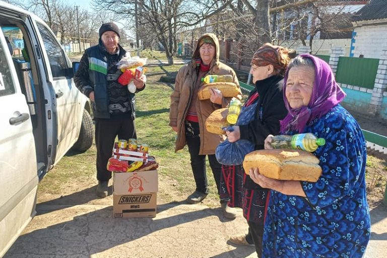 With picture of food being distributed in Shevchenkove village in the Exarchate of Odesa. (© ACN)
