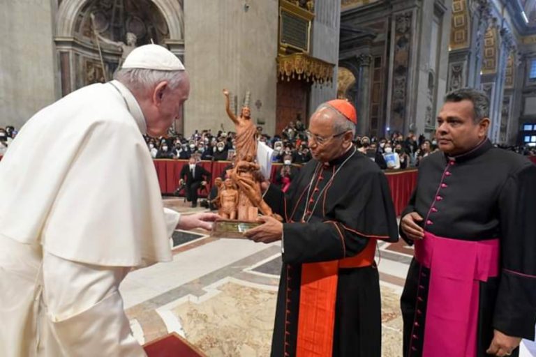 Cardinal Ranjith (centre) present Pope Francis (left) with a present at the Commemoration ceremony for the victims of the 2019 Easter Sunday bombings (© Aid to the Church in Need)
