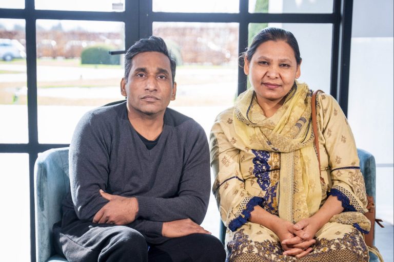 With image of Shagufta Kausar (right) and her husband, Shafqat Masih (© Aid to the Church in Need)