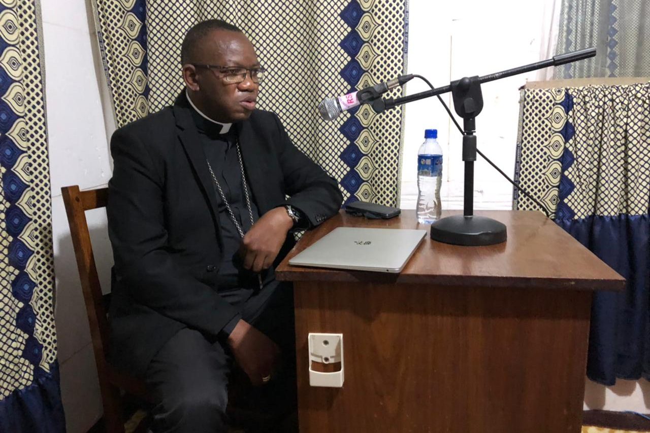 With picture of Bishop António Juliasse Sandramo of Pemba (© ACN)