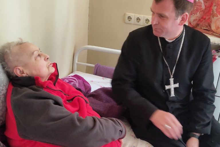 With image of Bishop Honcharuk during a pastoral visit to a hospital (© ACN)
