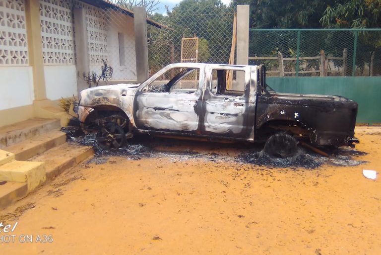 With image of a burnt car from the terrorists’ attack (© Aid to the Church in Need)