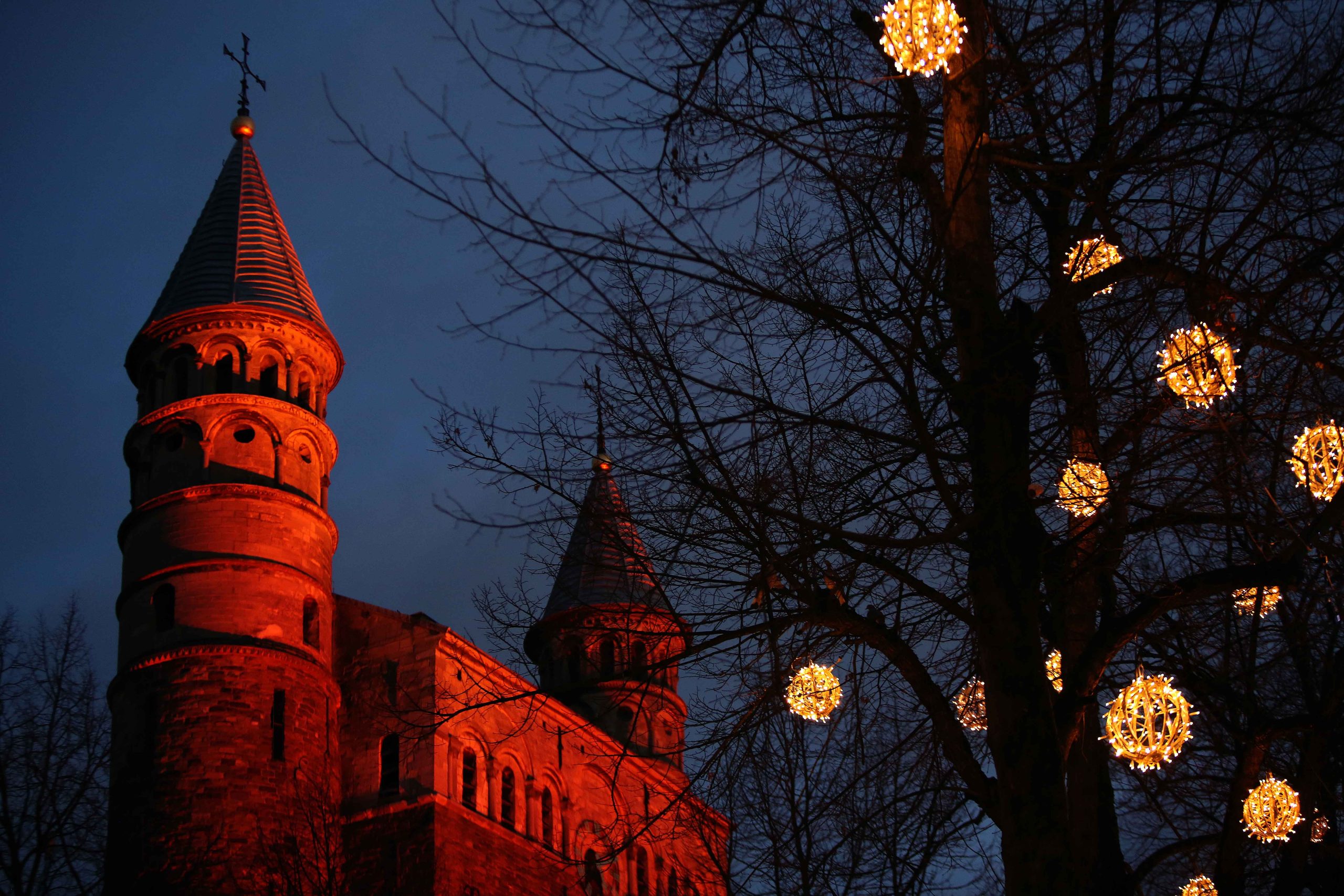 The Onze Lieve Vrouwe Church, Maastricht, lit up as part of #RedWednesday 2020 © Ramon Mangold.
