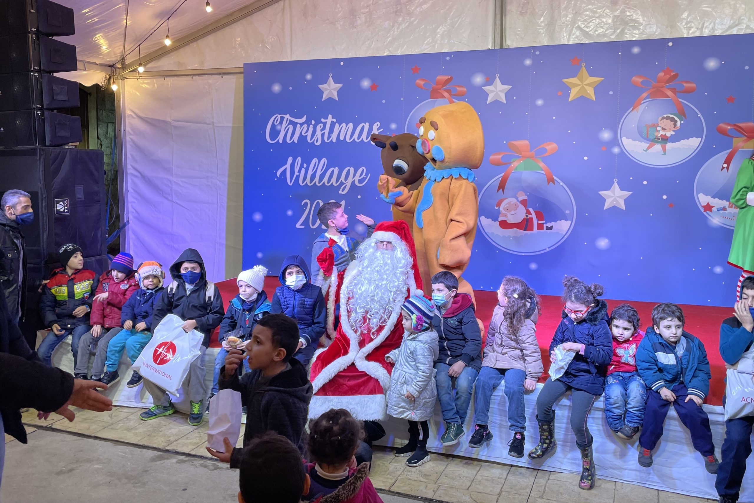 With image of children in Lebanon receiving Christmas presents in 2021 (© ACN)