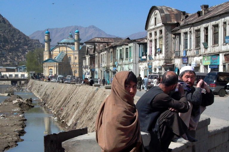 On the road in Kabul (© Bodow, licensed under CC BY-SA 4.0, Wikimedia Commons)