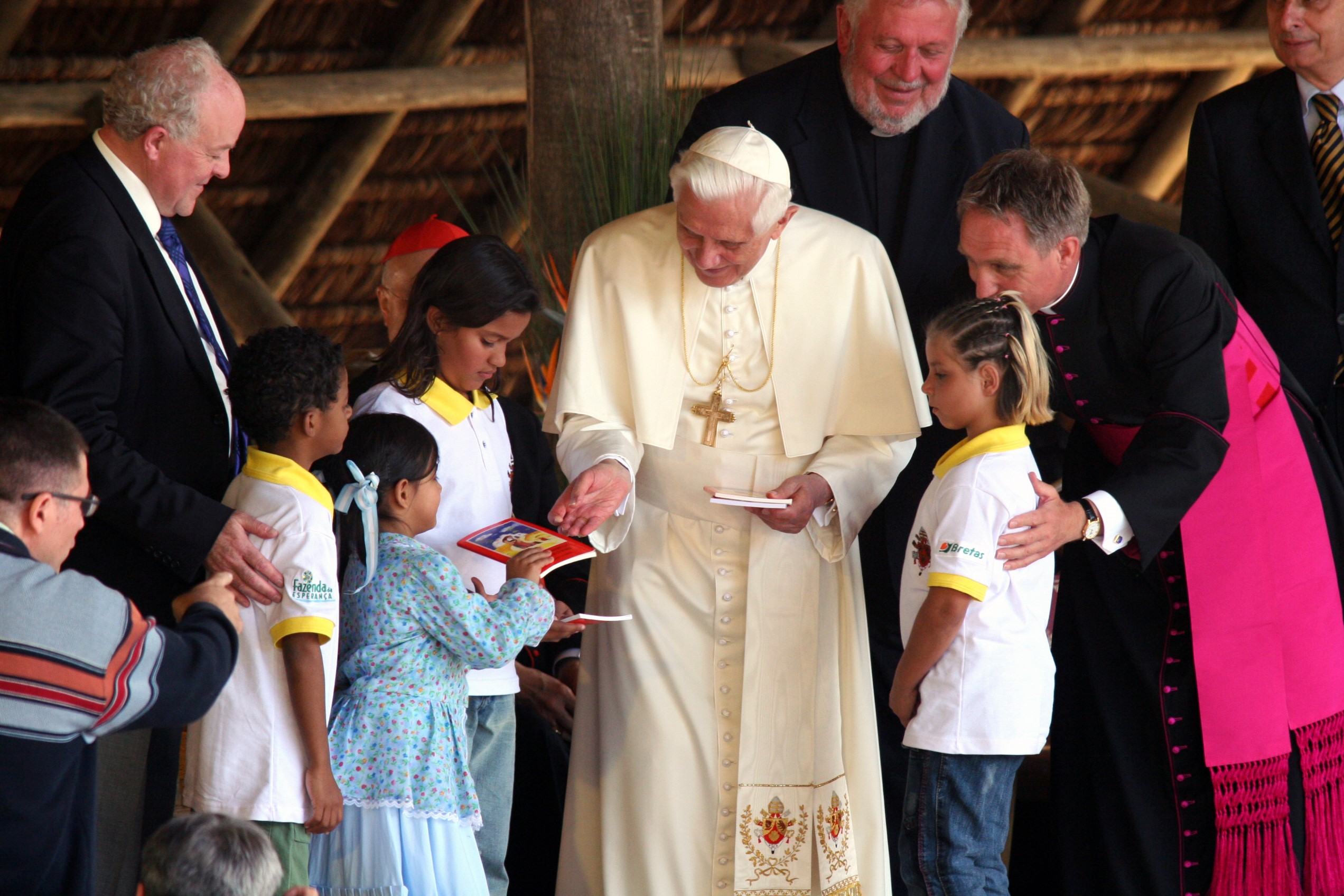 Benedict XVI distributing copies of ACN’s Child’s Bible ‘God Speaks to His Children’ (© Evilazio Bezerra)