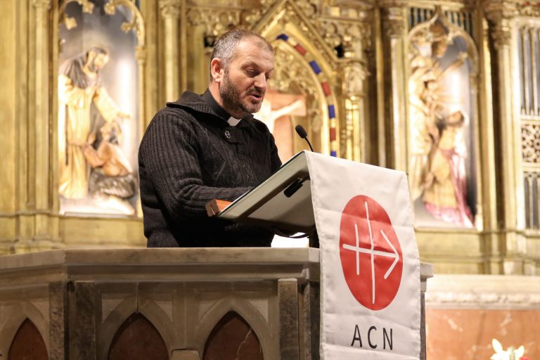Father Jacques Mourad (Syria) during the night of witnesses in Barcelona giving his testimony of faith. (November 2017)
