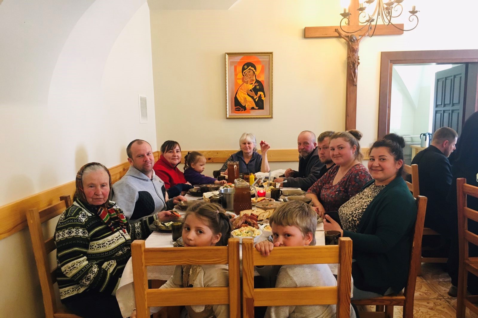 IDPs being cared for in the parish of St Michael the Archangel, Tyvriv, supported by ACN (© ACN)