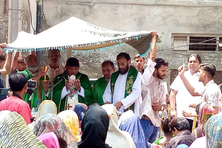 Bishop Indrias Rehmat of Faisalabad presiding at Mass held outside the torched St Paul’s Church, Jaranwala (© Caritas Pakistan Faisalabad)