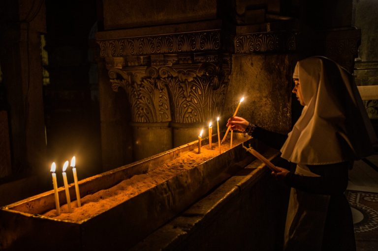 A nun inside the Church of the Holy Sepulchre, Jerusalem (© Ismael Martínez Sánchez/ACN).