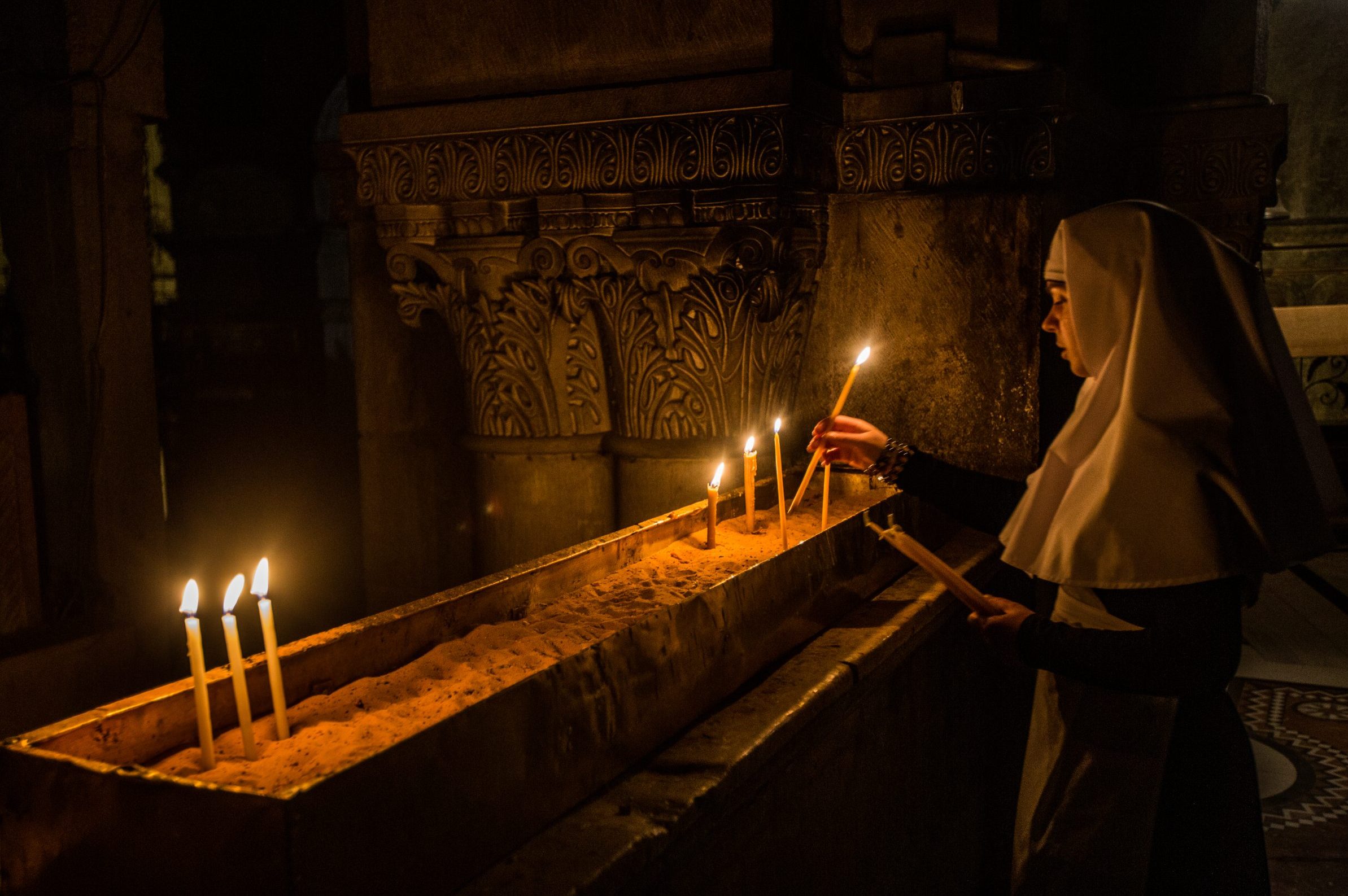 A nun inside the Church of the Holy Sepulchre, Jerusalem (© Ismael Martínez Sánchez/ACN).