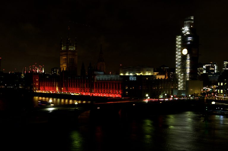 Houses of Parliament lit up for #RedWednesday (© Weenson Oo/www.picture-u.net).