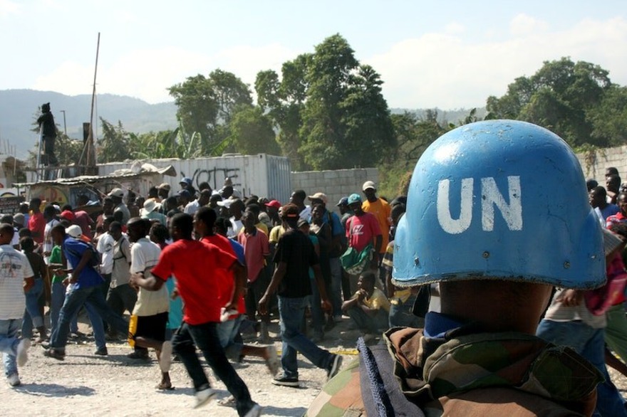 Mobs on the streets of Haiti. (© U.S. Government / U.S. Marine Corps)