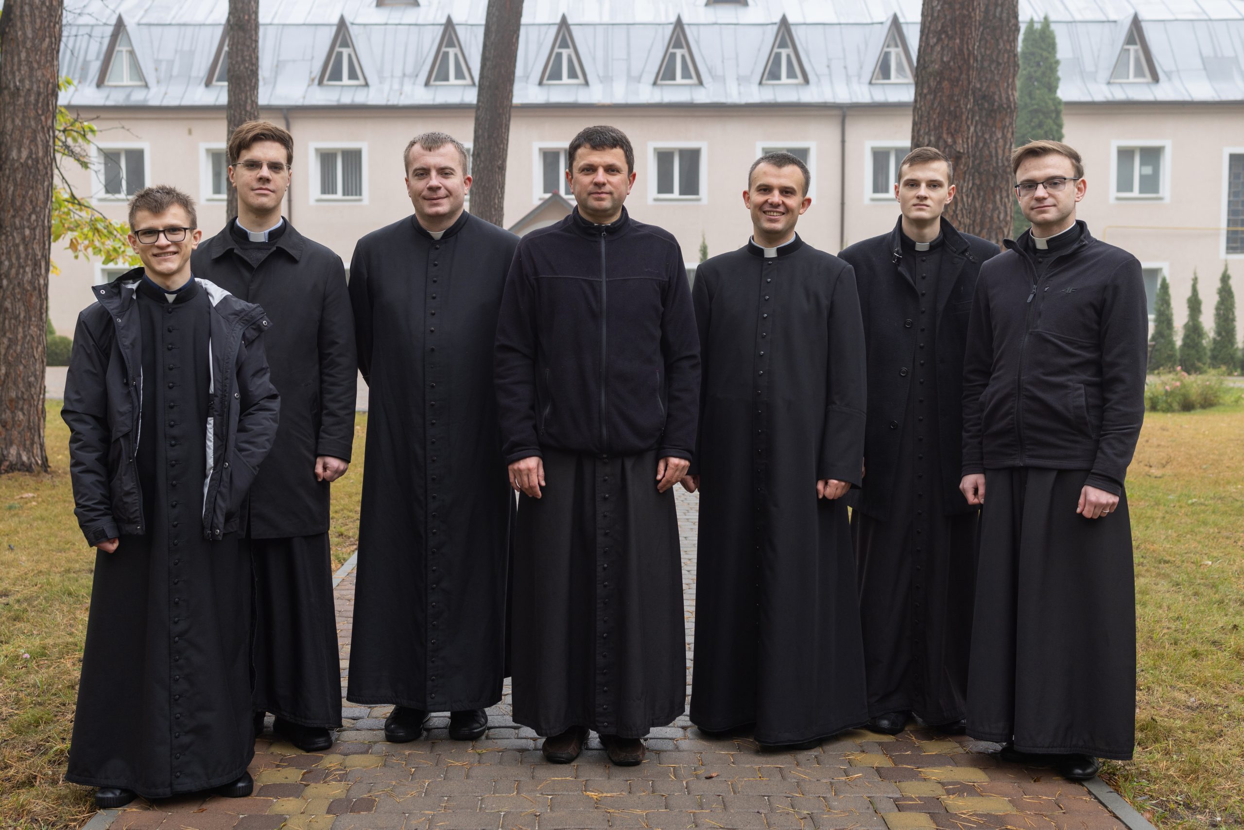 Father Ruslan Mykhalkiv with seminarians at the Seminary of the Sacred Heart of Jesus in Vorzel near Kyiv (© ACN)