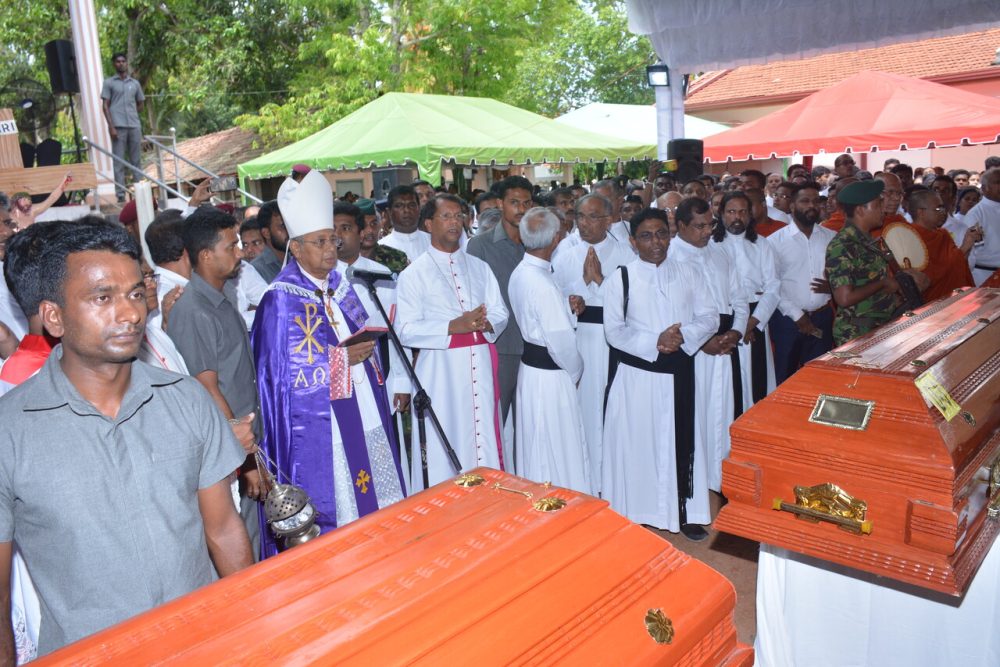 The funeral of the victims of the Easter Sunday 2019 massacre. (© Roshan Pradeep & T Sunil)