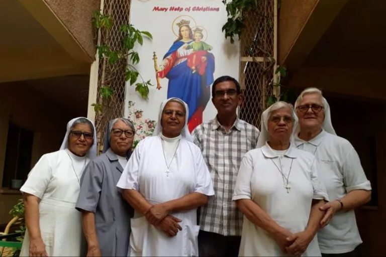 Father Jacob Thelekkadan with the Salesian Sisters in Shajara, Sudan. (© Father Jacob Thelekkadan)