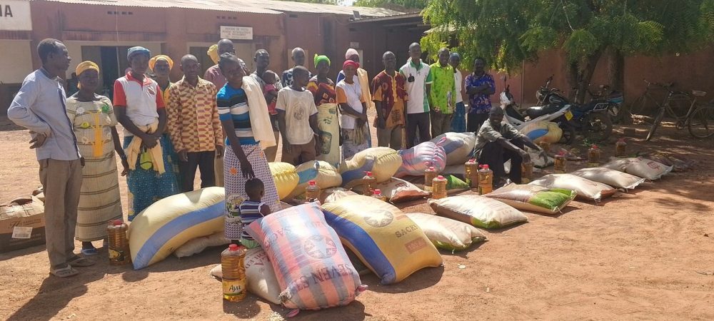 ACN food distribution for internally displaced catechists in Nouna Diocese, Burkina Faso.