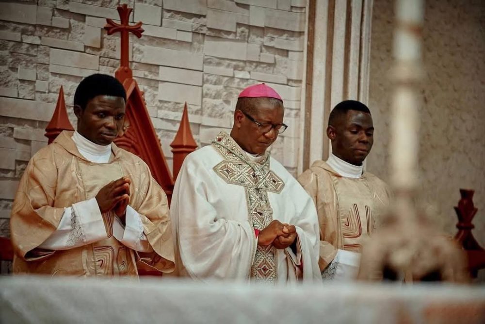 Bishop Julius Kundi of Kafanchan celebrating Mass.