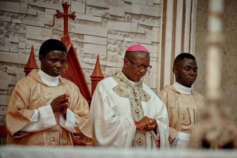 Bishop Julius Kundi of Kafanchan celebrating Mass.